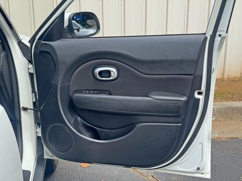 Used 2016 Kia Soul + FWD image 35