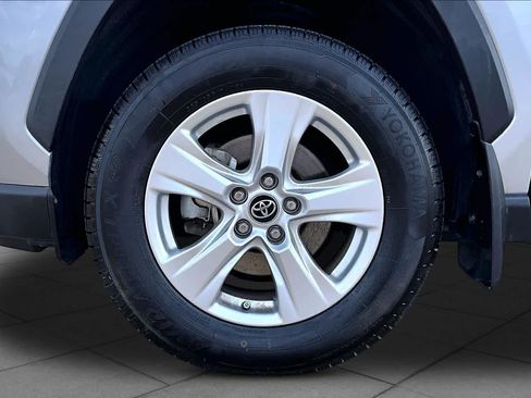 Used 2020 Toyota RAV4 XLE w/ Convenience Package FWD image 9