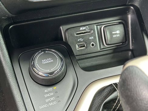 Used 2016 Jeep Cherokee Latitude AWD/4WD image 25