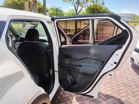 Used 2020 Nissan Kicks S image 31