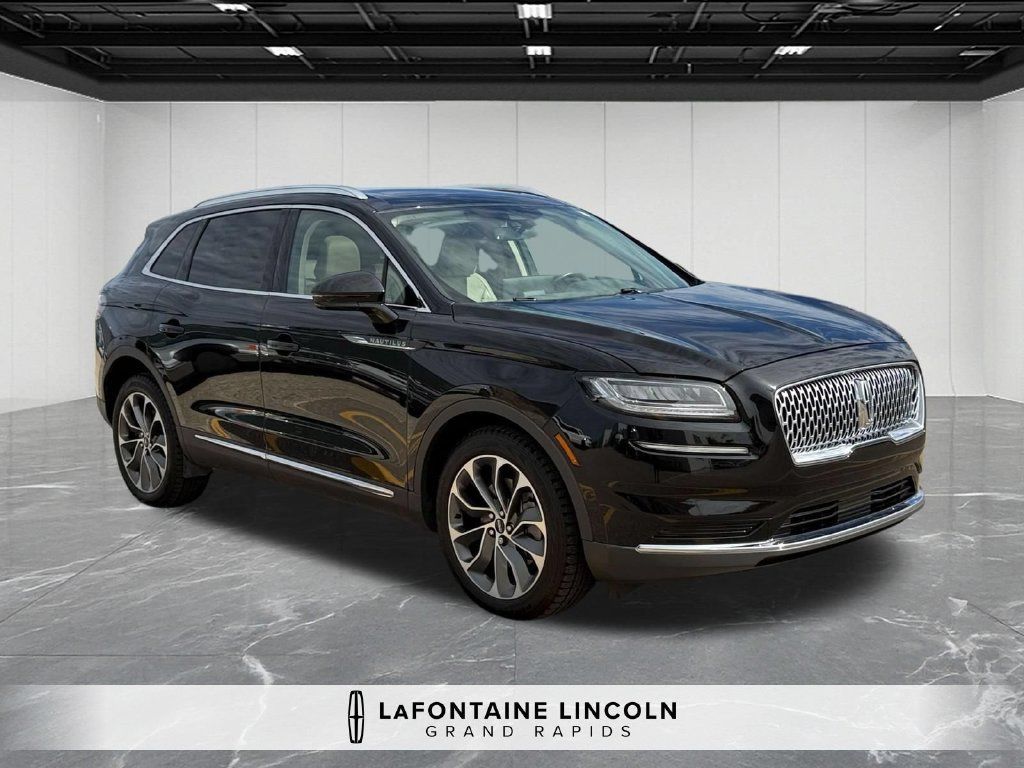 Used 2023 Lincoln Nautilus Reserve AWD/4WD image 7