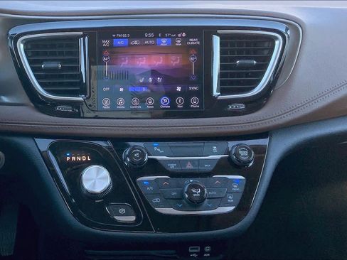 Used 2017 Chrysler Pacifica Limited image 6