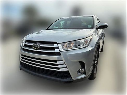Used 2018 Toyota Highlander XLE FWD image 3