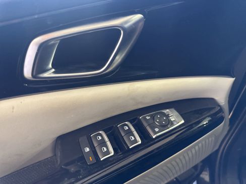 Used 2024 Kia Carnival EX image 16