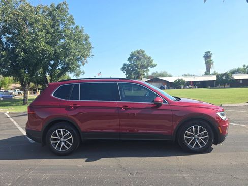 Used 2019 Volkswagen Tiguan SE w/ Panoramic Sunroof Package AWD/4WD image 3