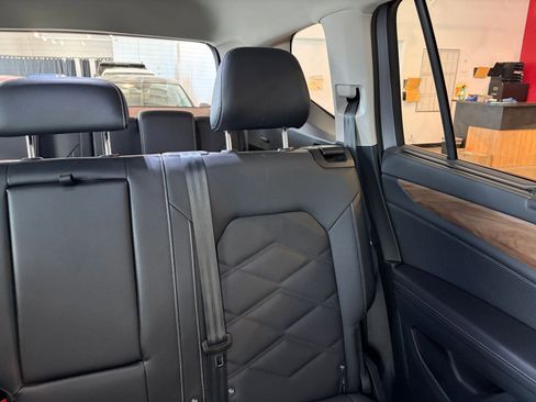 Used 2025 Volkswagen Atlas SE image 37