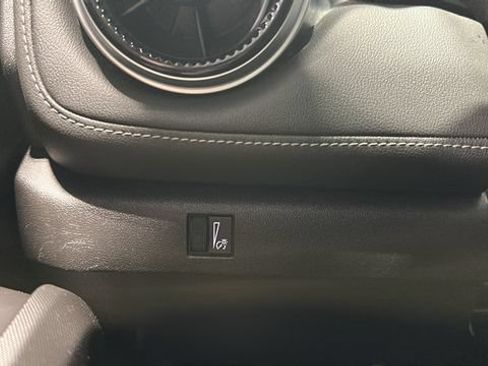 Used 2023 Chevrolet Colorado LT AWD/4WD image 10