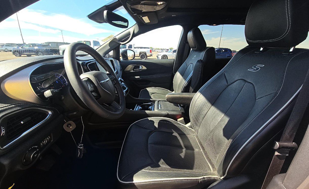 Used 2023 Chrysler Pacifica Limited w/ S Appearance Package FWD image 7