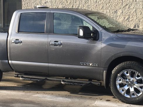 Used 2024 Nissan Titan SV w/ SV Convenience Package image 3