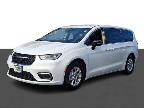 Used 2024 Chrysler Pacifica Touring-L FWD image 3