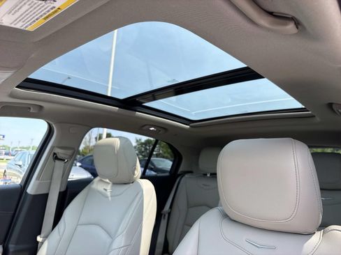 Used 2019 Cadillac XT4 Luxury w/ Cold Weather Package FWD image 9