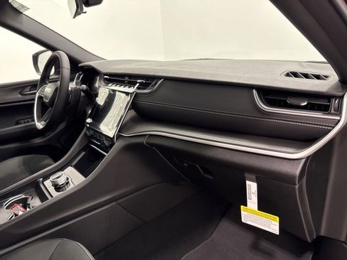 New 2025 Jeep Grand Cherokee Laredo X w/ Luxury Tech Group I image 16