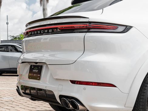 Used 2024 Porsche Cayenne Coupe AWD/4WD image 14