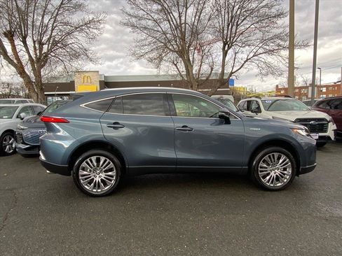 Used 2021 Toyota Venza XLE w/ Softex Package image 2