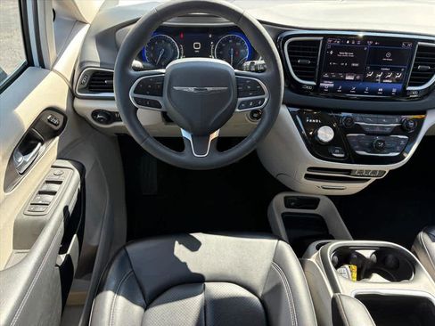 Used 2023 Chrysler Pacifica Touring-L image 4