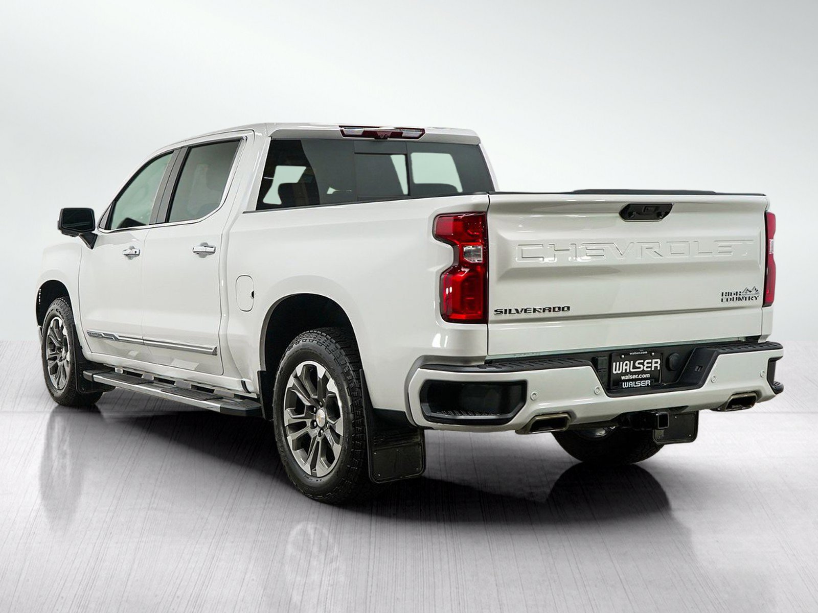 Used 2024 Chevrolet Silverado 1500 High Country w/ Technology Package AWD/4WD image 3