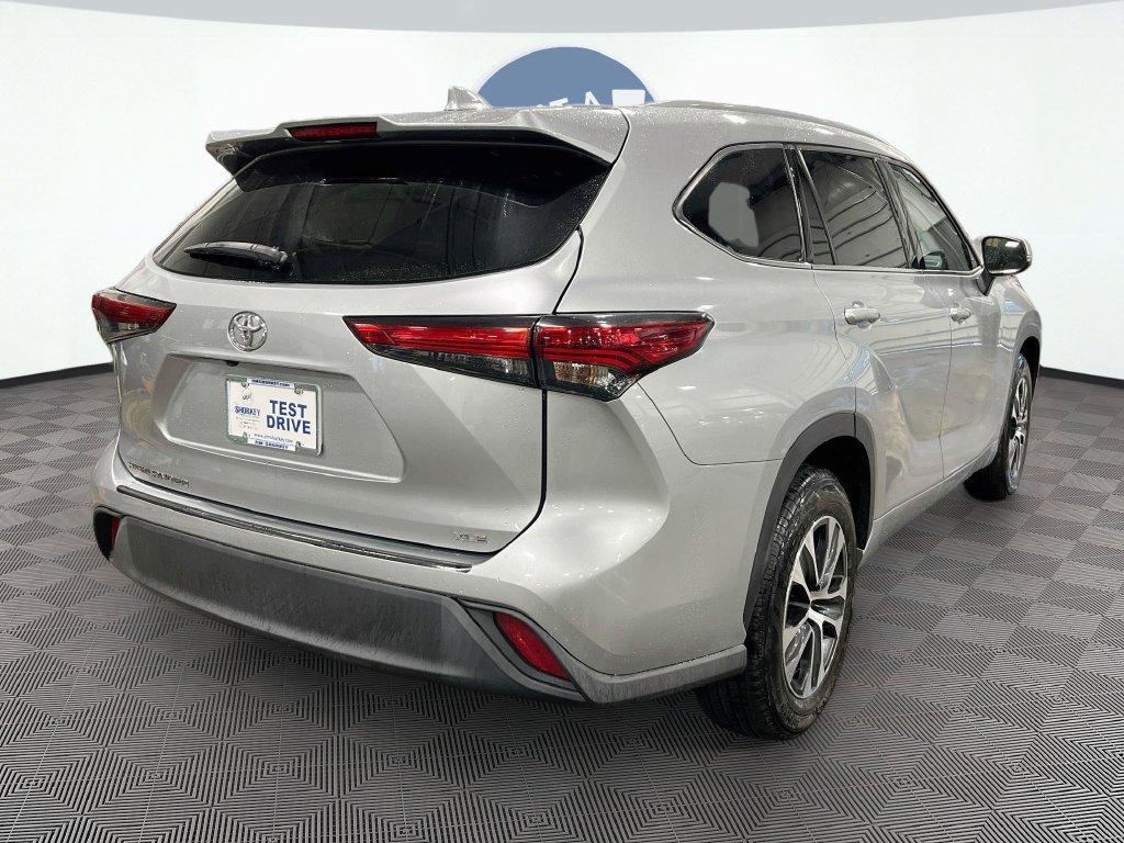 Used 2022 Toyota Highlander XLE FWD image 6