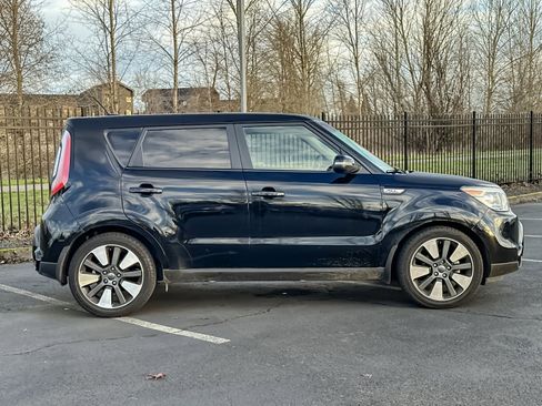 Used 2016 Kia Soul ! w/ Premium Package image 3