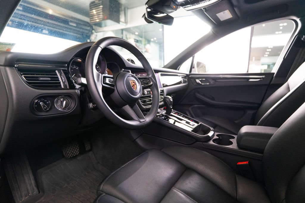 Certified 2026 Porsche Macan AWD/4WD image 4