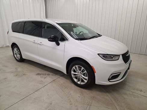New 2026 Chrysler Pacifica Select AWD/4WD image 7