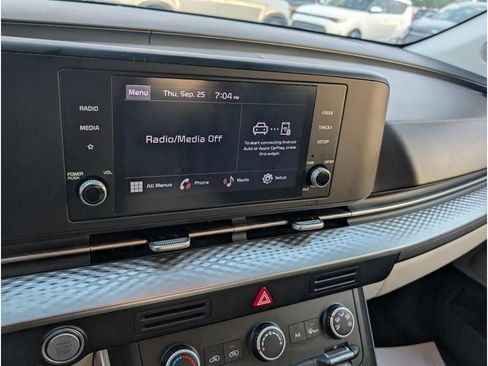 Used 2024 Kia Carnival LX image 18