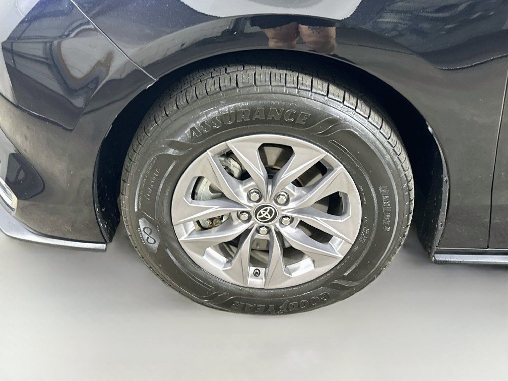 Used 2024 Toyota Sienna XLE FWD image 8