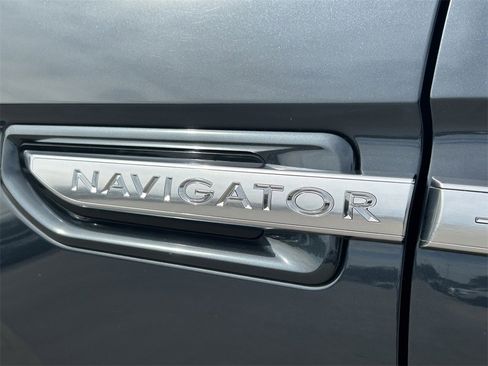 Used 2021 Lincoln Navigator Reserve w/ Luxury Package image 17