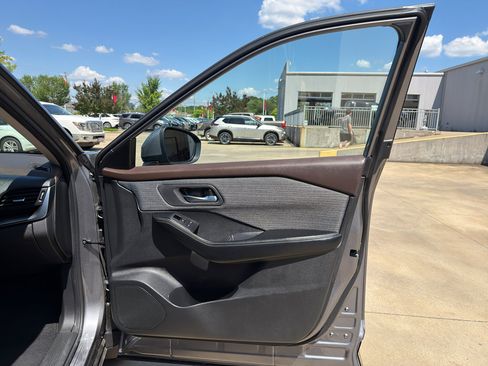 Used 2023 Nissan Rogue SV FWD image 19