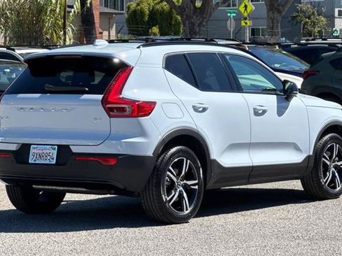 Used 2026 Volvo XC40 B4 Core w/ Climate Package FWD image 3