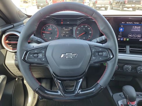 Used 2025 Chevrolet Trax RS w/ Sunroof Package image 24