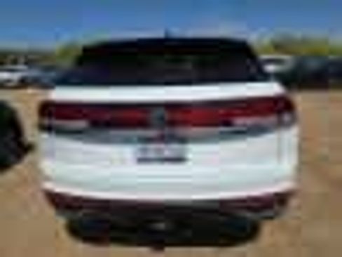 Used 2024 Volkswagen Atlas Cross Sport SE w/ Panoramic Sunroof Package FWD image 8