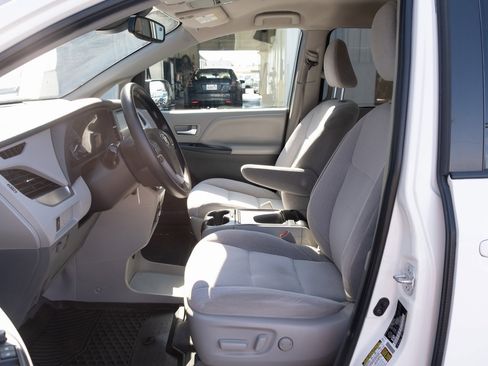 Used 2020 Toyota Sienna LE image 11