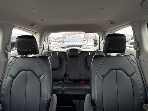 Used 2024 Chrysler Pacifica Touring-L image 27