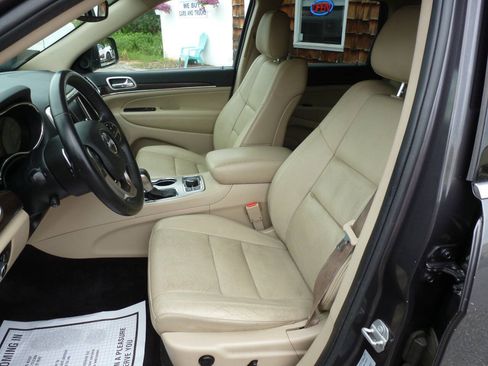 Used 2017 Jeep Grand Cherokee Limited w/ Luxury Group II AWD/4WD image 17