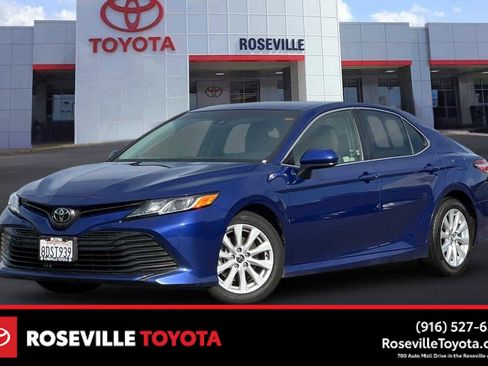 Used 2018 Toyota Camry LE image 1