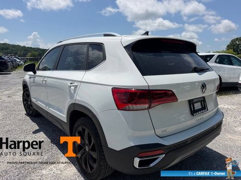 Used 2023 Volkswagen Taos SE w/ Panoramic Sunroof Package FWD image 3