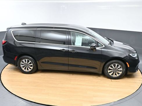 Used 2023 Chrysler Pacifica Touring-L FWD image 42