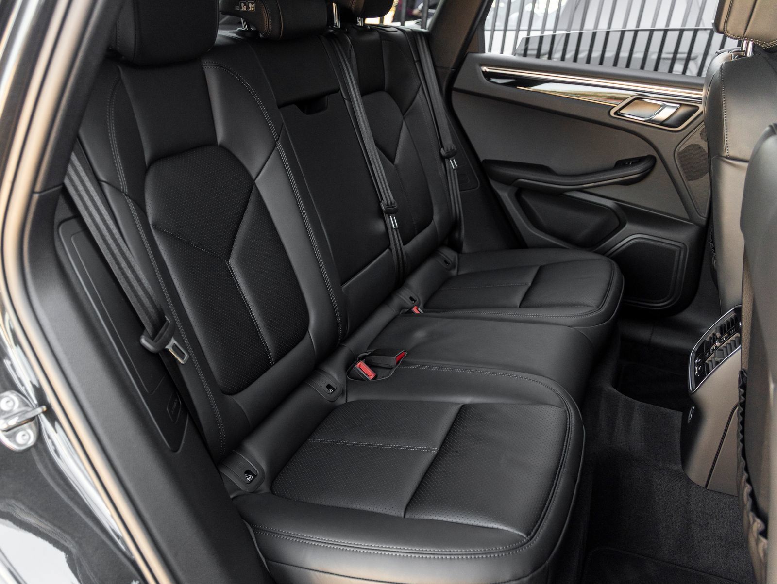 Certified 2026 Porsche Macan AWD/4WD image 41
