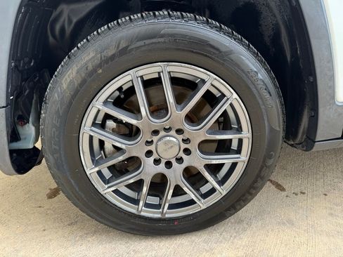 Used 2014 Jeep Cherokee Sport image 10