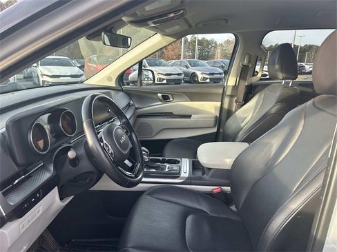 Used 2023 Kia Carnival LX image 3