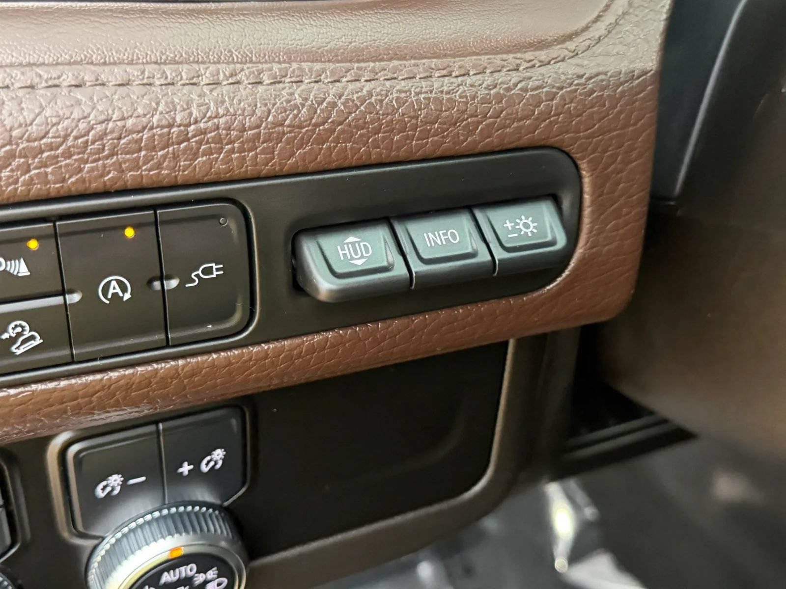 Used 2021 GMC Yukon XL Denali w/ Denali Premium Package AWD/4WD image 16