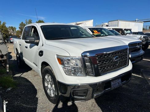 Used 2017 Nissan Titan SV image 6