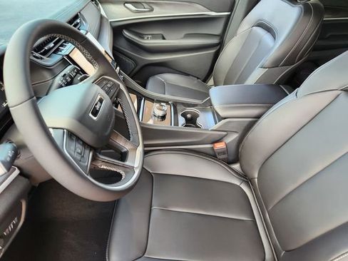 New 2025 Jeep Grand Cherokee Limited w/ Black Appearance Package image 9