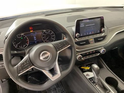 Used 2025 Nissan Altima 2.5 SV FWD image 13