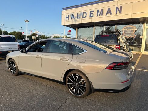 Used 2023 Honda Accord Touring image 9