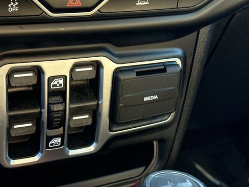 Used 2023 Jeep Wrangler Unlimited Sahara image 27