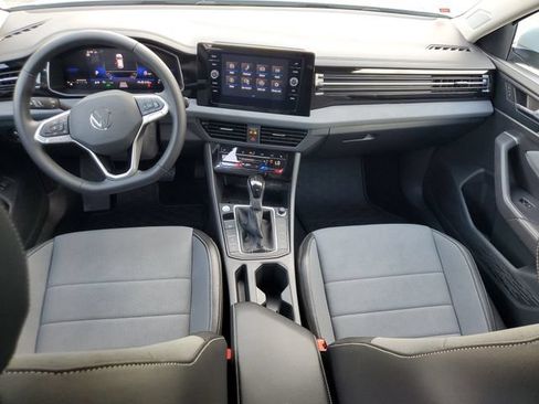 Certified 2025 Volkswagen Jetta SE FWD image 9