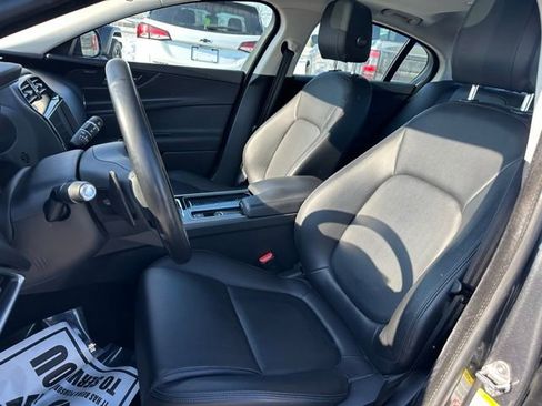 Used 2019 Jaguar XE Premium image 29