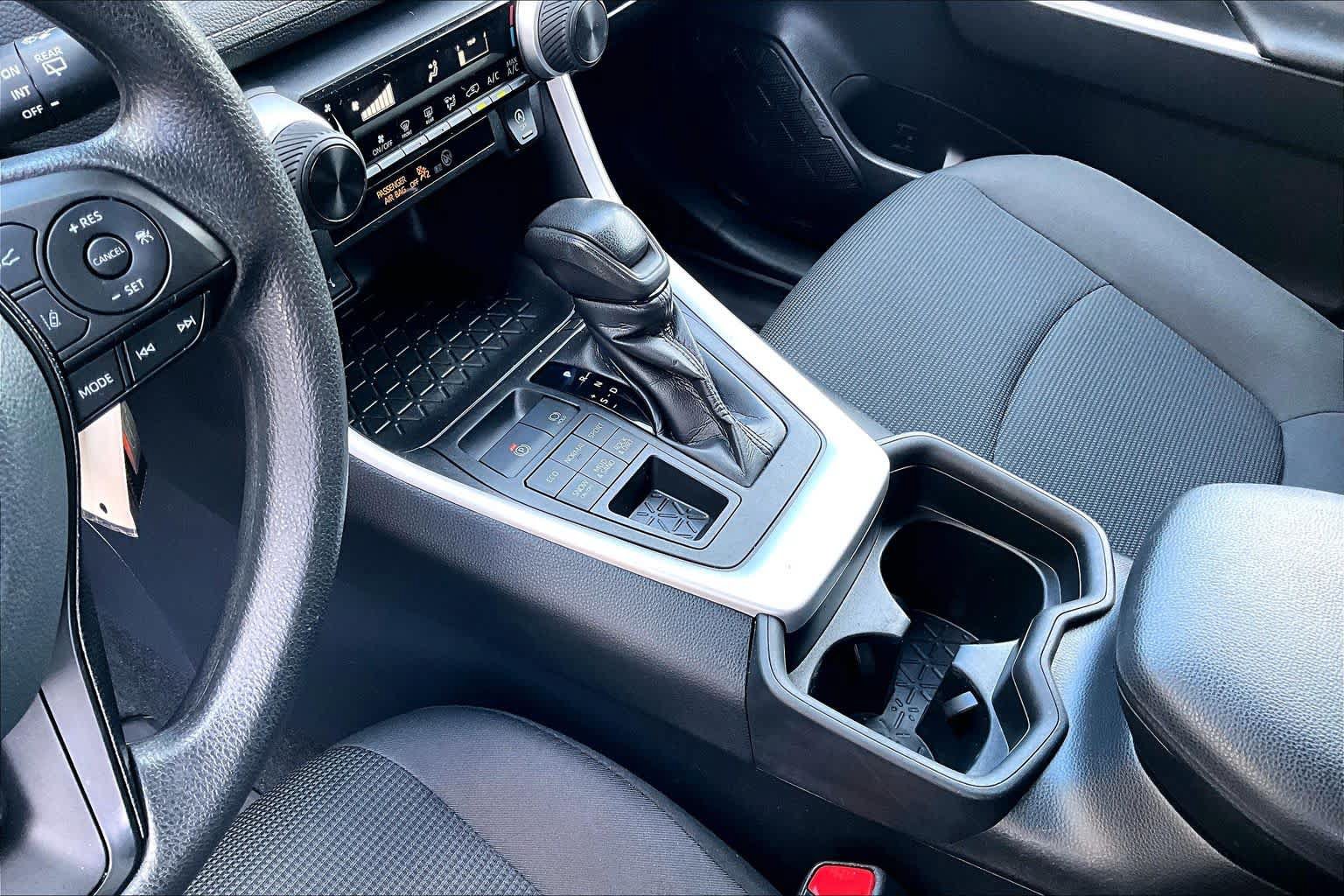 Used 2021 Toyota RAV4 LE AWD/4WD image 17