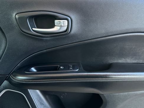 Used 2018 Jeep Compass Latitude w/ Popular Equipment Group FWD image 19